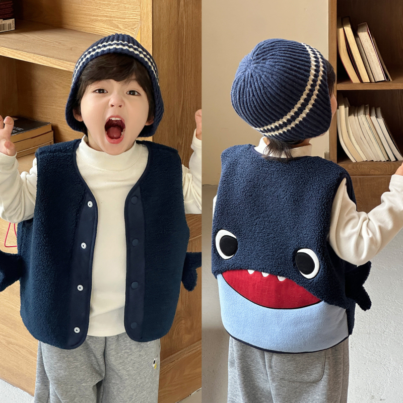 Bērnu veste – sporta kardigāna stilā, karikatūras raksts, bieza auduma, 100% poliesters, aizdare ar vienu rindu pogām.