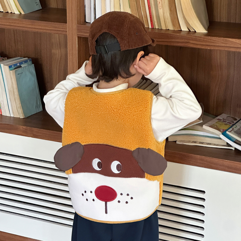 Bērnu veste – sporta kardigāna stilā, karikatūras raksts, bieza auduma, 100% poliesters, aizdare ar vienu rindu pogām.