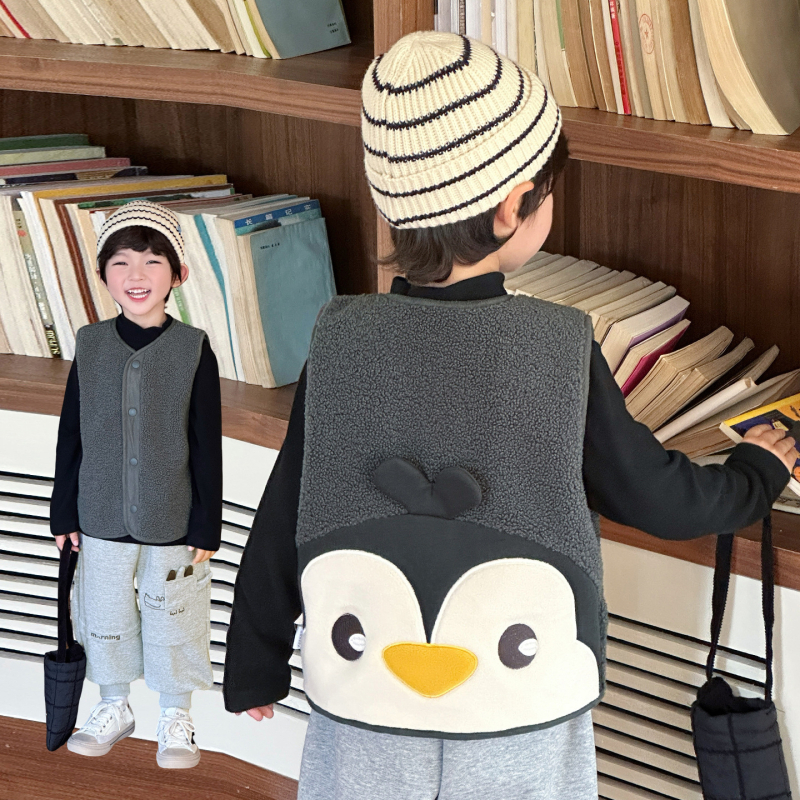 Bērnu veste – sporta kardigāna stilā, karikatūras raksts, bieza auduma, 100% poliesters, aizdare ar vienu rindu pogām.