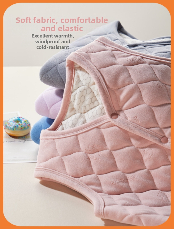 Bērnu pūkaino vestu rudens–ziemas sezonai – ārējais flīss, pildījums poliesters, odšuvēta kokvilnas oderde, bieza, V kakls, vienas rindas aizdare, rūtains vai vienkrāsains raksts, piemērots bērniem virs 8 gadiem (ap 140 cm)