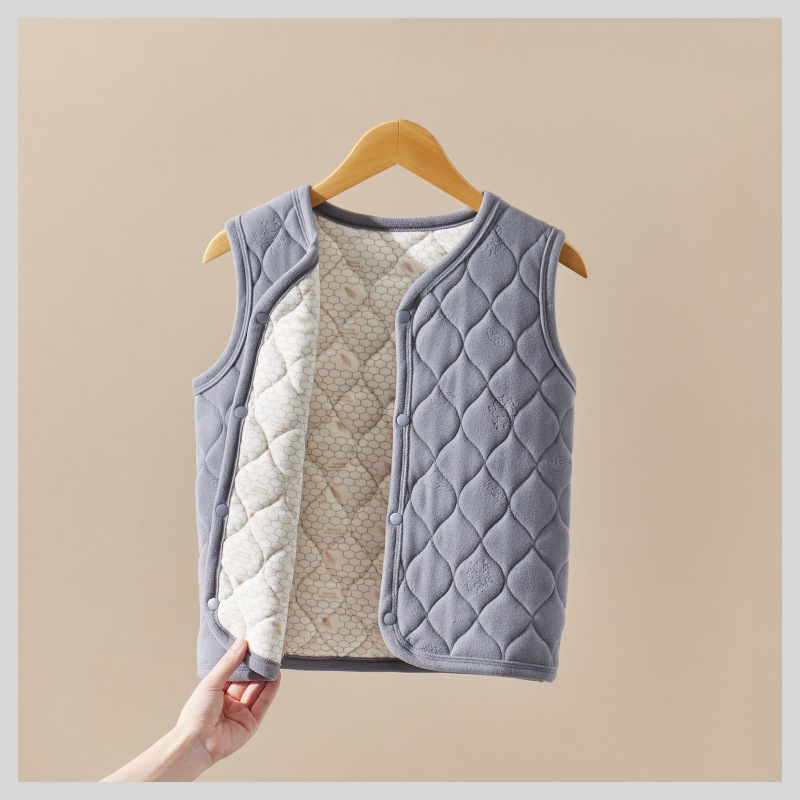 Bērnu pūkaino vestu rudens–ziemas sezonai – ārējais flīss, pildījums poliesters, odšuvēta kokvilnas oderde, bieza, V kakls, vienas rindas aizdare, rūtains vai vienkrāsains raksts, piemērots bērniem virs 8 gadiem (ap 140 cm)