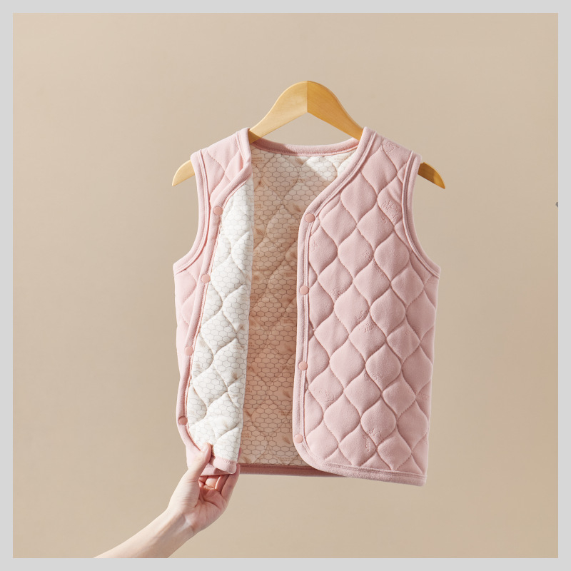 Bērnu pūkaino vestu rudens–ziemas sezonai – ārējais flīss, pildījums poliesters, odšuvēta kokvilnas oderde, bieza, V kakls, vienas rindas aizdare, rūtains vai vienkrāsains raksts, piemērots bērniem virs 8 gadiem (ap 140 cm)