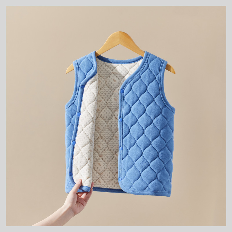 Bērnu pūkaino vestu rudens–ziemas sezonai – ārējais flīss, pildījums poliesters, odšuvēta kokvilnas oderde, bieza, V kakls, vienas rindas aizdare, rūtains vai vienkrāsains raksts, piemērots bērniem virs 8 gadiem (ap 140 cm)