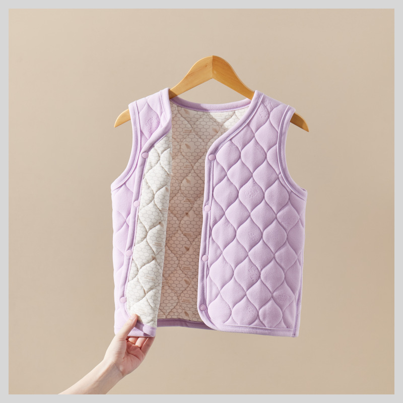 Bērnu pūkaino vestu rudens–ziemas sezonai – ārējais flīss, pildījums poliesters, odšuvēta kokvilnas oderde, bieza, V kakls, vienas rindas aizdare, rūtains vai vienkrāsains raksts, piemērots bērniem virs 8 gadiem (ap 140 cm)