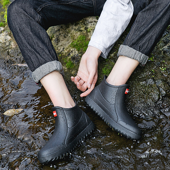 Férfi koreai stílusú esőcsizma, rövid szárú modell, PVC felső, műanyag talp, vízálló, csúszásmentes, kopásálló
