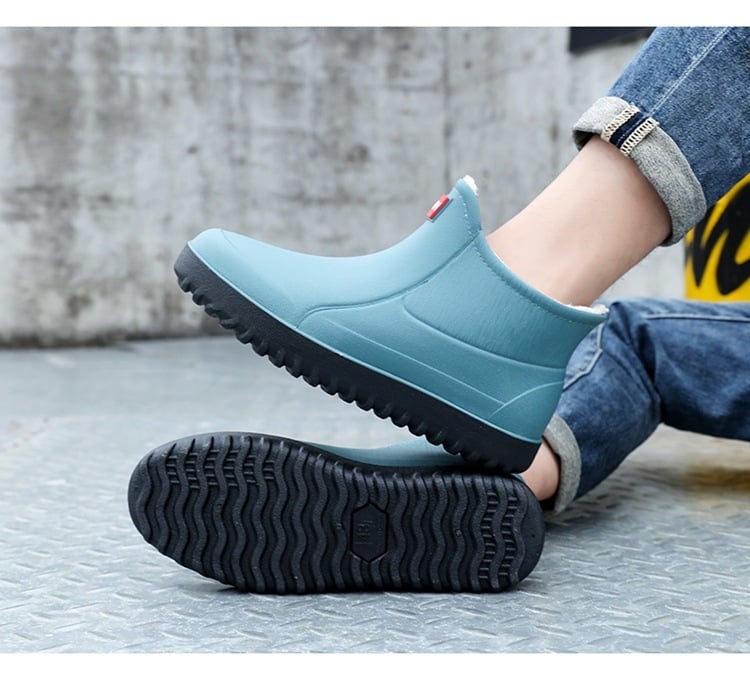 Дъждовни ботуши със средна височина на маншета, PVC горна част, пластмасова подметка, вътрешност с изкуствен пух и EVA стелка