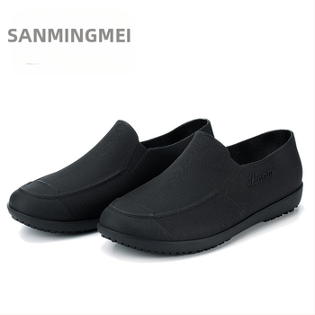 Férfi eső- és vízálló cipő, csúszásmentes, kopásálló, műanyag felsőrész és talp, kerek orr, alacsony sarok, négy évszakos viseletre