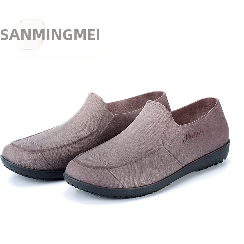 Férfi eső- és vízálló cipő, csúszásmentes, kopásálló, műanyag felsőrész és talp, kerek orr, alacsony sarok, négy évszakos viseletre