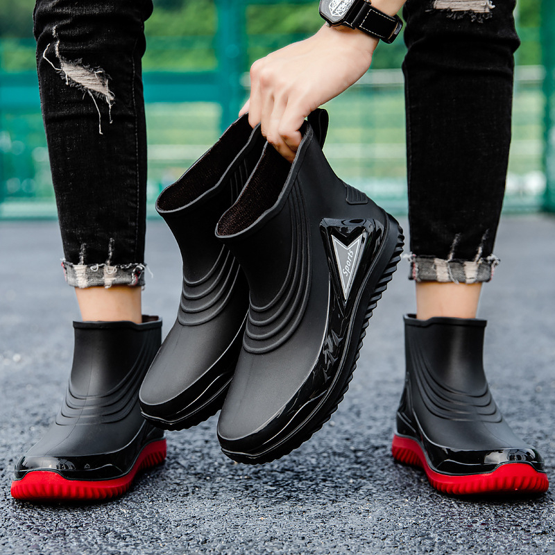 Rövid esőcsizmák műanyag felsőrésszel és talppal, alacsony szár, csúszásmentes és kopásálló