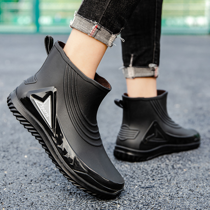 Rövid esőcsizmák műanyag felsőrésszel és talppal, alacsony szár, csúszásmentes és kopásálló