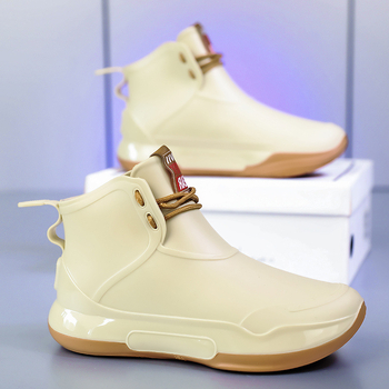 Мъжки средно високи ботуши за дъжд, водоустойчиви и противохлъзгави, PU горна част, PVC подметка, без подплата, кръгла носка, нисък клин (1–3 см), зимно ползване.