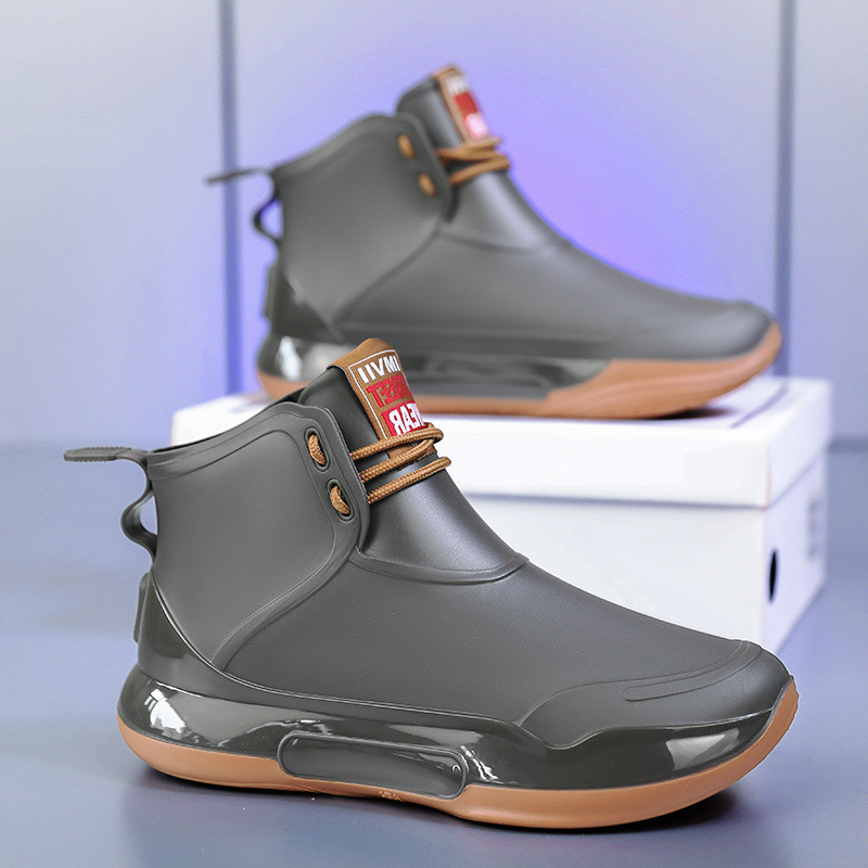 Мъжки средно високи ботуши за дъжд, водоустойчиви и противохлъзгави, PU горна част, PVC подметка, без подплата, кръгла носка, нисък клин (1–3 см), зимно ползване.