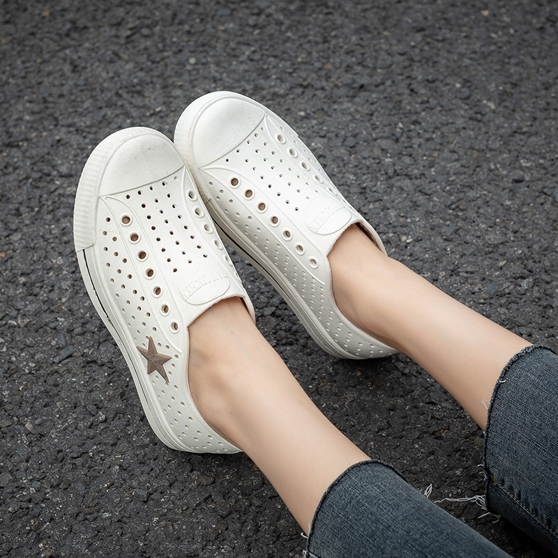 Мъжки плажни сандали с дупков дизайн, EVA горна част, PVC подметка, кръгъл нос, плосък ток, лято