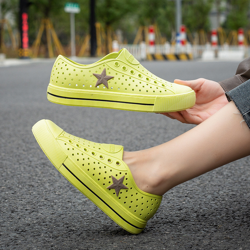 Мъжки плажни сандали с дупков дизайн, EVA горна част, PVC подметка, кръгъл нос, плосък ток, лято