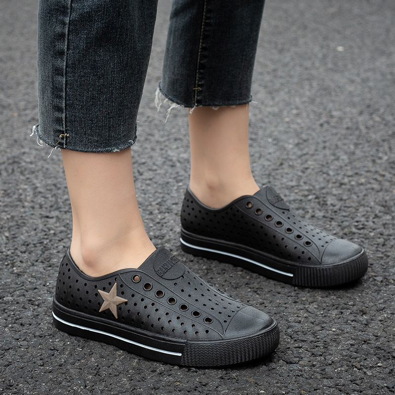 Мъжки плажни сандали с дупков дизайн, EVA горна част, PVC подметка, кръгъл нос, плосък ток, лято