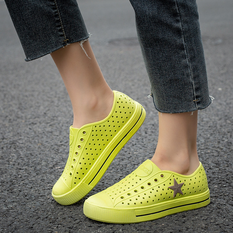 Мъжки плажни сандали с дупков дизайн, EVA горна част, PVC подметка, кръгъл нос, плосък ток, лято