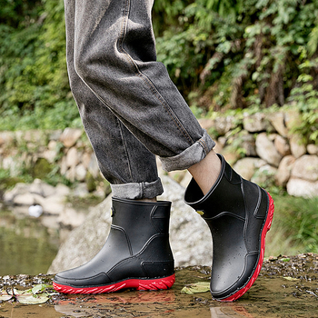 Férfiaknak készült német stílusú középmagas esőcsizma, PVC felsőrész, műanyag talp, hálós bélés, EVA talpbetét, csúszásmentes