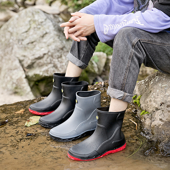 Férfiaknak készült német stílusú középmagas esőcsizma, PVC felsőrész, műanyag talp, hálós bélés, EVA talpbetét, csúszásmentes