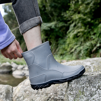 Férfiaknak készült német stílusú középmagas esőcsizma, PVC felsőrész, műanyag talp, hálós bélés, EVA talpbetét, csúszásmentes