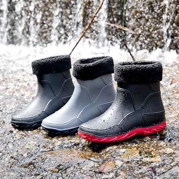 Férfiaknak készült német stílusú középmagas esőcsizma, PVC felsőrész, műanyag talp, hálós bélés, EVA talpbetét, csúszásmentes