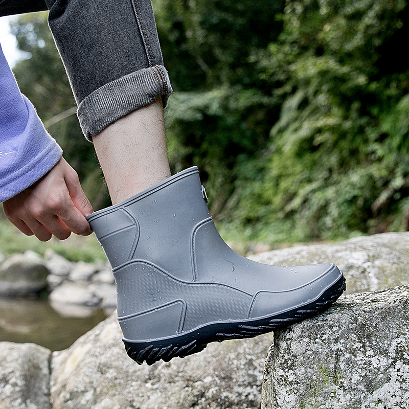 Férfiaknak készült német stílusú középmagas esőcsizma, PVC felsőrész, műanyag talp, hálós bélés, EVA talpbetét, csúszásmentes