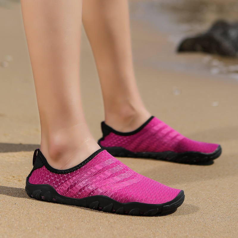 Plažne tenisice s mrežastim gornjim dijelom, gumenim vanjskim potplatom od prirodnog kaučuka, gumom srednjim potplatom, nizak profil, pogodne za trase