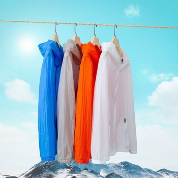 Яке с качулка, ултралеко дишащо мрежесто, SPF30 защита, свободна кройка, преден цип.