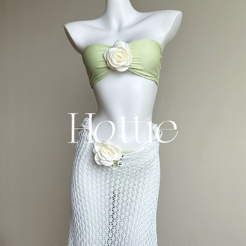 триичастен бански комплект: плетена горна част и бикини; материя Nylon; подплата Polyester; съдържание на плат 85-90%; без ръкави; чашки с подплата