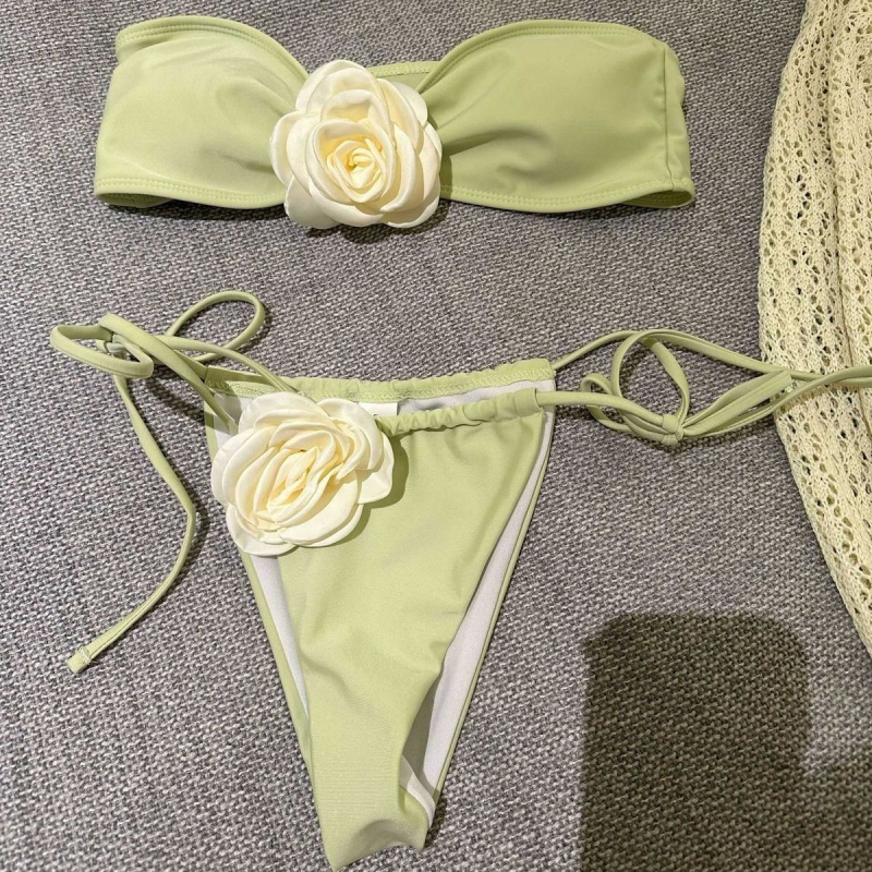 триичастен бански комплект: плетена горна част и бикини; материя Nylon; подплата Polyester; съдържание на плат 85-90%; без ръкави; чашки с подплата