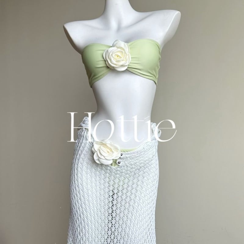 триичастен бански комплект: плетена горна част и бикини; материя Nylon; подплата Polyester; съдържание на плат 85-90%; без ръкави; чашки с подплата