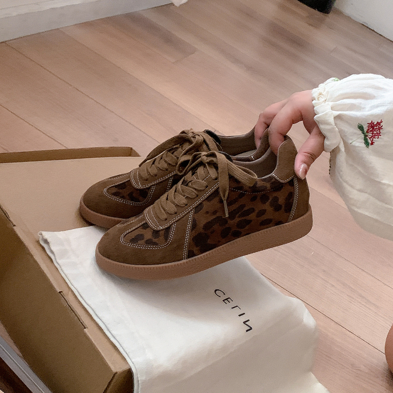 Γυναικείες δερμάτινες αθλητικές παπούτσια με εσωτερική αύξηση ύψους, με κορδόνια, λεοπάρ εκτύπωση, ρετρό Forrest Gump στυλ, 2025 φθινοπωρινό-χειμερινό (Άνω μέρος: δέρμα; Ύψος φτέρνας: 6–8 cm; Κλείσιμο: κορδόνια; Εσωτερικό: μικροΐνες; Σόλα: καουτσούκ)