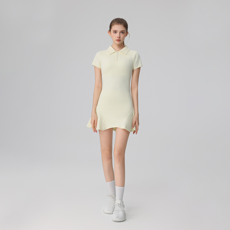 Sieviešu tenisa kleita ar īsām piedurknēm, iebūvētiem šortiem un krūšu spilventiņu, polo apkakle, elpojošs adītais materiāls no neilona-spandeksa