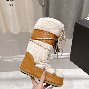 Дамски снежни ботуши с дебела подметка и вътрешно повдигане – средно високи, кръгъл нос, плосък ток; Горна част: тъкан овча вълна и кадифе; Вътрешна част: овча вълна и кадифе; Подметка: пяна гума