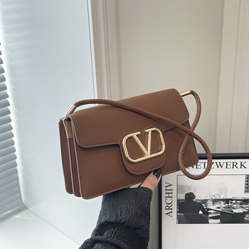 Γυναικεία crossbody τσάντα — PU δέρμα, αστικός μινιμαλισμός, οριζόντιο τετράγωνο σχήμα, με έναν ιμάντα στον ώμο