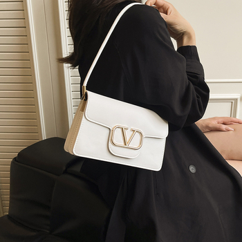 Γυναικεία crossbody τσάντα — PU δέρμα, αστικός μινιμαλισμός, οριζόντιο τετράγωνο σχήμα, με έναν ιμάντα στον ώμο