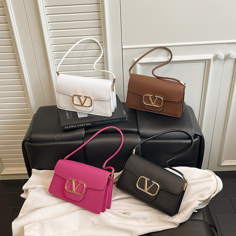 Γυναικεία crossbody τσάντα — PU δέρμα, αστικός μινιμαλισμός, οριζόντιο τετράγωνο σχήμα, με έναν ιμάντα στον ώμο