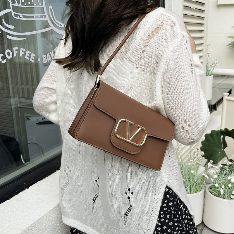 Γυναικεία crossbody τσάντα — PU δέρμα, αστικός μινιμαλισμός, οριζόντιο τετράγωνο σχήμα, με έναν ιμάντα στον ώμο