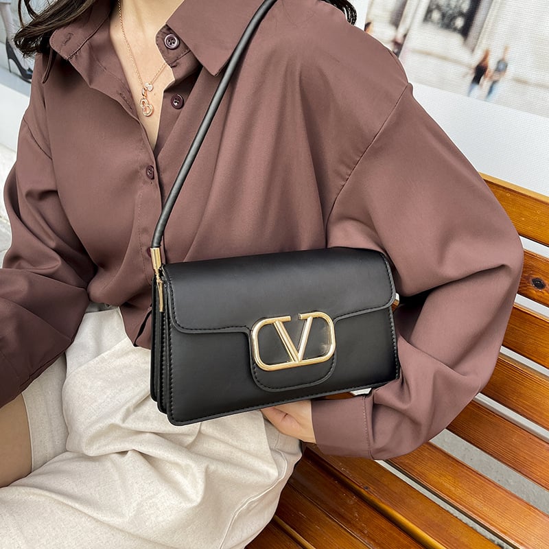 Γυναικεία crossbody τσάντα — PU δέρμα, αστικός μινιμαλισμός, οριζόντιο τετράγωνο σχήμα, με έναν ιμάντα στον ώμο