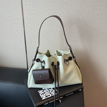 Šņorēta bucket formas soma — PU materiāls, bucket forma, magnētiska aizvēršana, poliestera oderde, pilsētas minimālisma stils