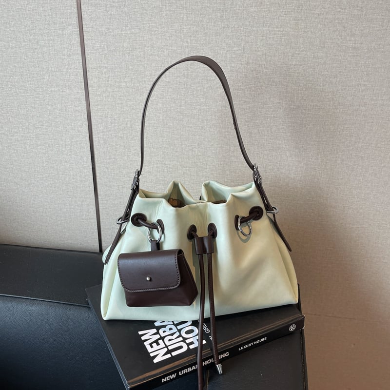 Šņorēta bucket formas soma — PU materiāls, bucket forma, magnētiska aizvēršana, poliestera oderde, pilsētas minimālisma stils