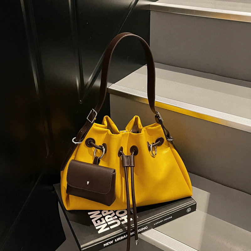 Šņorēta bucket formas soma — PU materiāls, bucket forma, magnētiska aizvēršana, poliestera oderde, pilsētas minimālisma stils