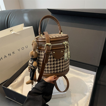 Kausa formas soma ar vāku, pilsētas stils, audums, rāvējslēdzējs, telefona kabata