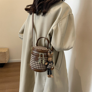 Kausa formas soma ar vāku, pilsētas stils, audums, rāvējslēdzējs, telefona kabata