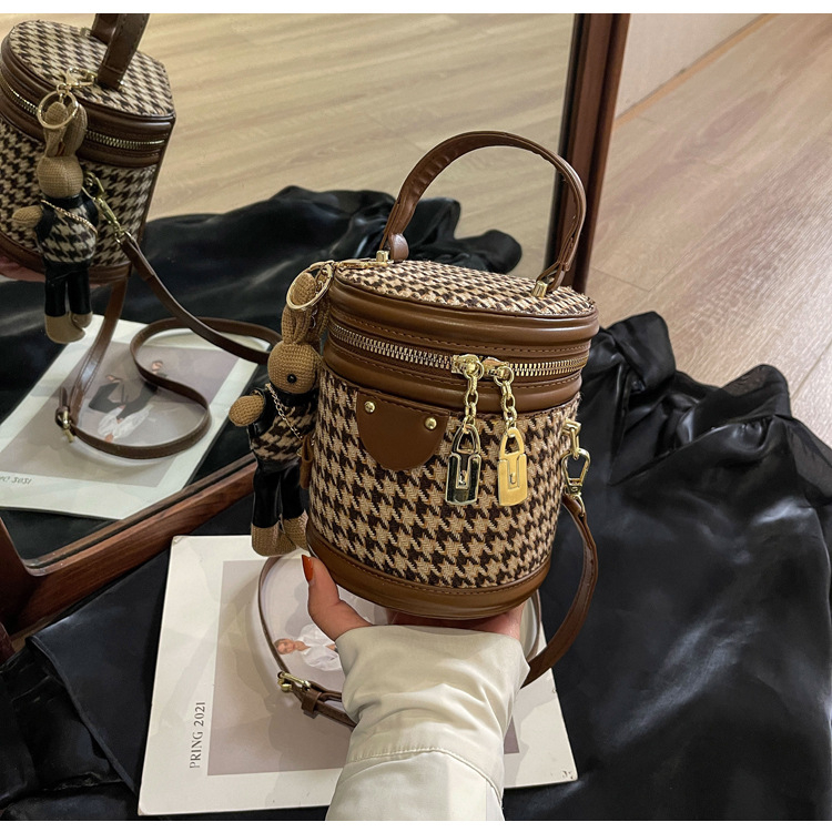 Kausa formas soma ar vāku, pilsētas stils, audums, rāvējslēdzējs, telefona kabata