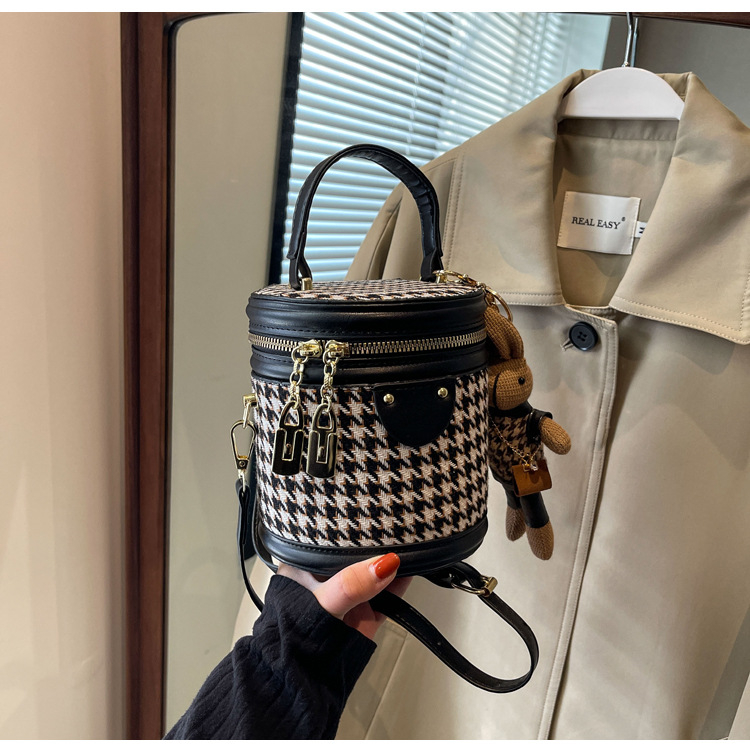 Kausa formas soma ar vāku, pilsētas stils, audums, rāvējslēdzējs, telefona kabata