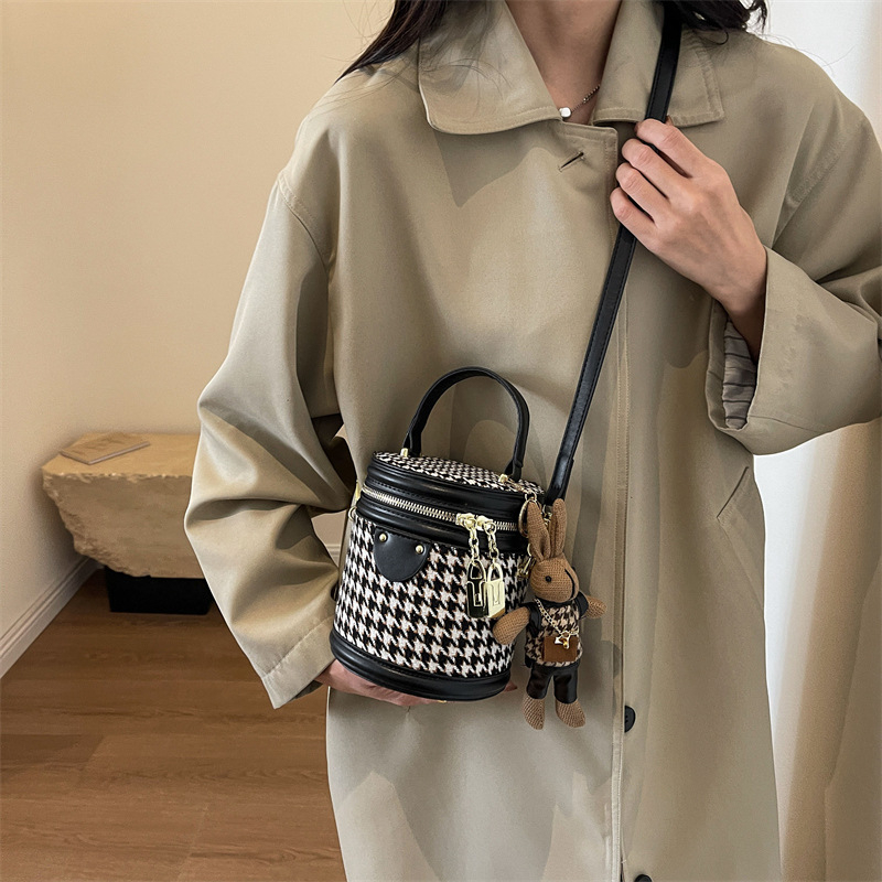 Kausa formas soma ar vāku, pilsētas stils, audums, rāvējslēdzējs, telefona kabata