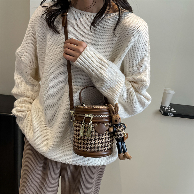 Kausa formas soma ar vāku, pilsētas stils, audums, rāvējslēdzējs, telefona kabata