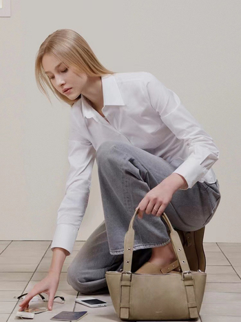 Geantă tip barcă – eleganță urbană, piele naturală, formă orizontală pătrată, fermoar, buzunar interior cu fermoar și buzunar pentru telefon