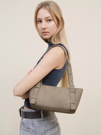 Geantă tip barcă – eleganță urbană, piele naturală, formă orizontală pătrată, fermoar, buzunar interior cu fermoar și buzunar pentru telefon