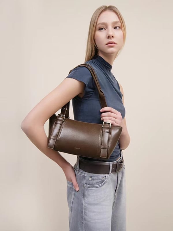 Geantă tip barcă – eleganță urbană, piele naturală, formă orizontală pătrată, fermoar, buzunar interior cu fermoar și buzunar pentru telefon